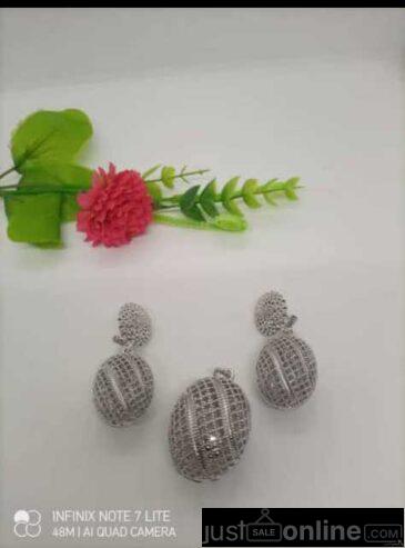 Earrings and pendants set