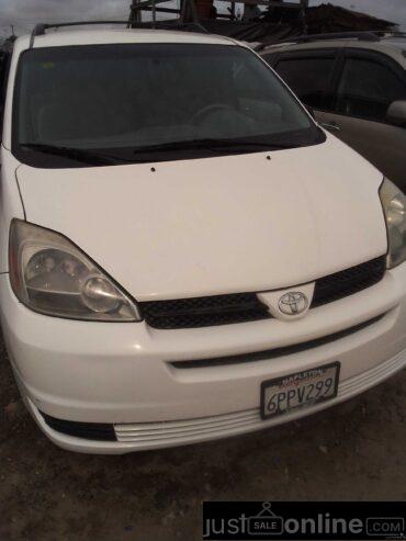 Toyota sienna 2005 model for sale at begger mile 2