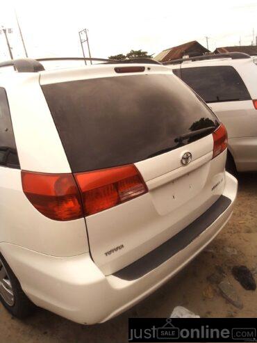 Toyota sienna 2005 model for sale at begger mile 2