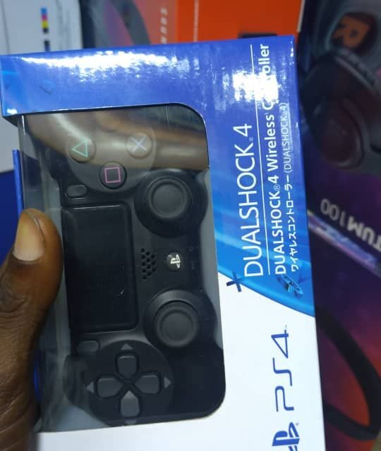 Dualshock 4 wireless controller for Ps4 is sales at Alaba Interna