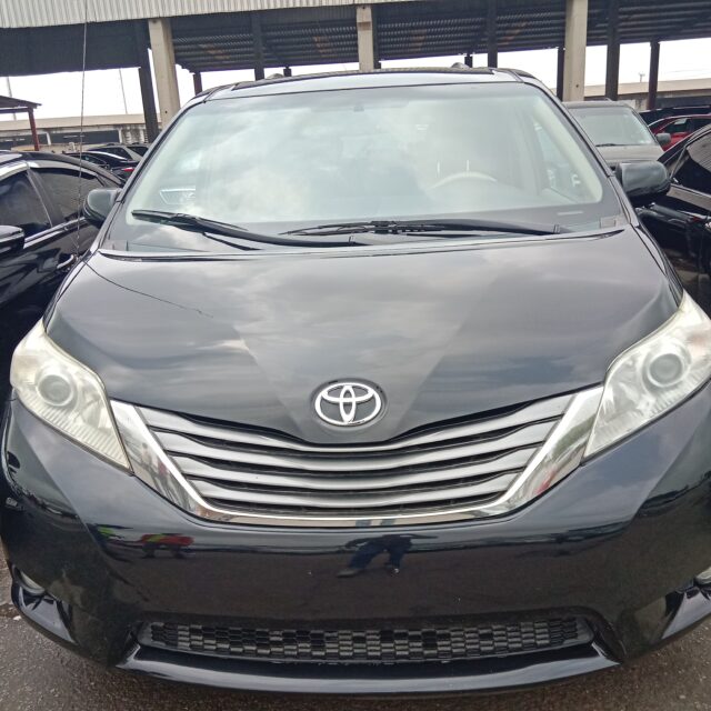 TOYOTA SIENNA 2013 SLE