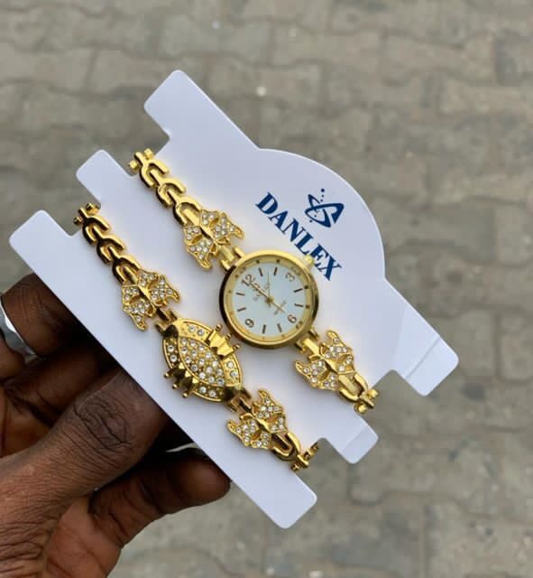 Avoidable wristwatch and bracelet set at ojo alaba