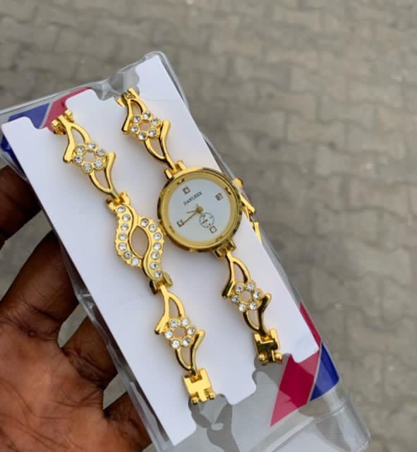 Avoidable wristwatch and bracelet set at ojo alaba