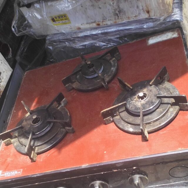 Secondhand 3 burner Cooker for sale at alaba