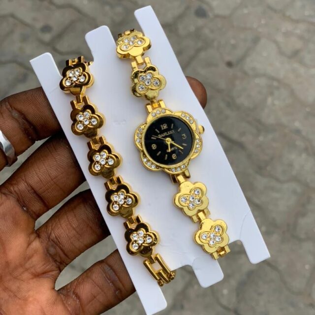 Avoidable wristwatch and bracelet set at ojo alaba