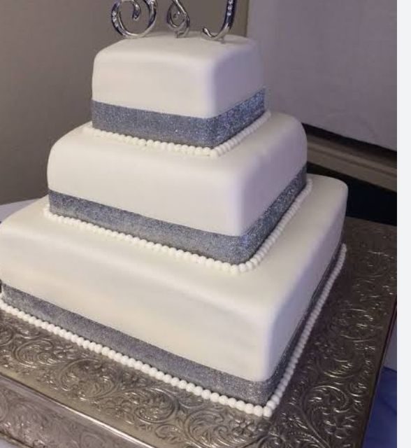 Fundant wedding cake for sale at ikorodu