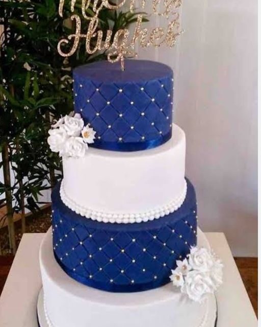 Fundant wedding cake for sale at ikorodu