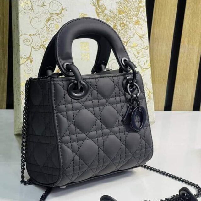 Ladies Handbag for sale at Ikeja