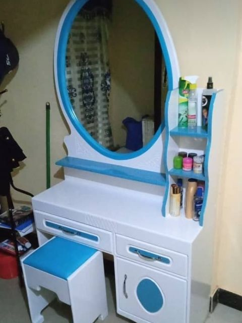 A dressing mirror with the chair