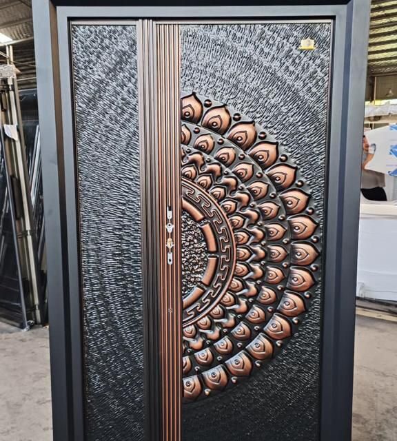 Cast aluminum door’s