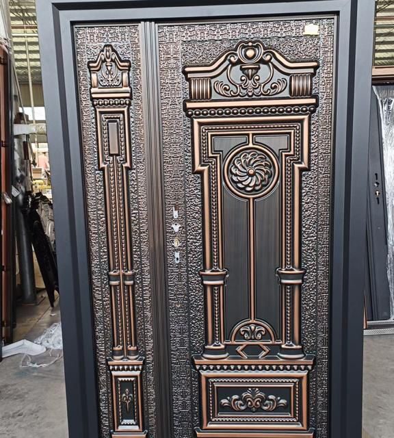 Cast aluminum door’s