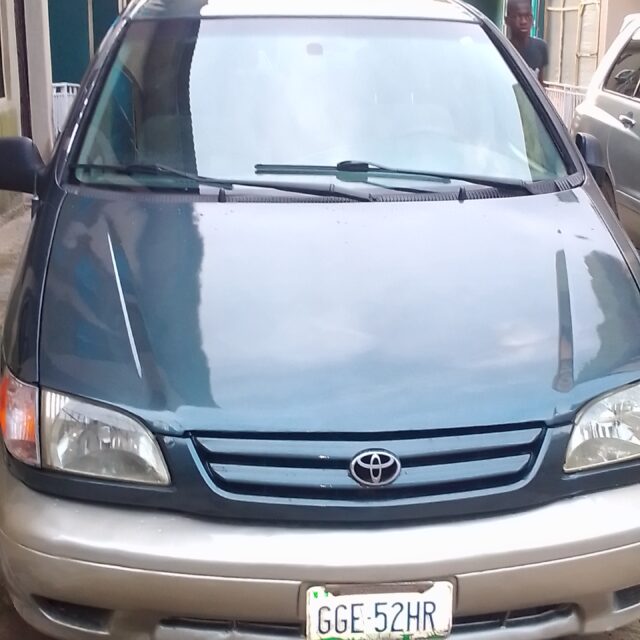 Neatly Used Toyota Sienna Car 01