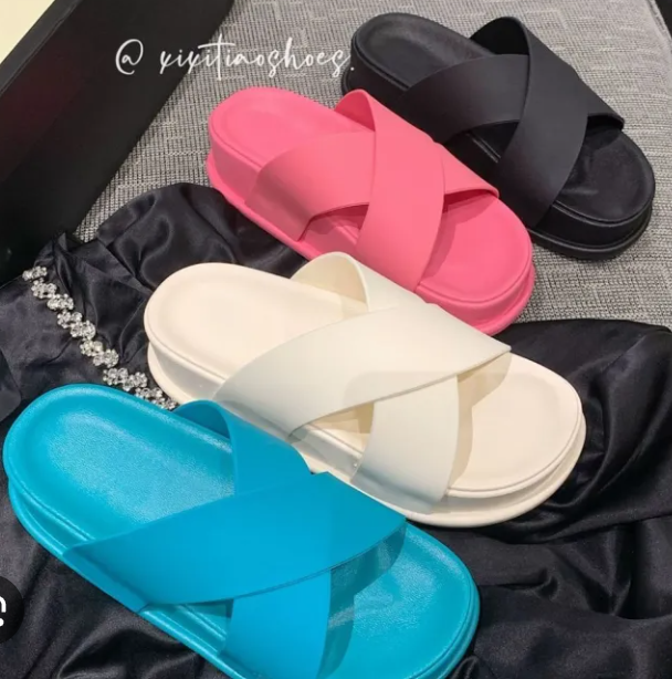 Ladies slippers for sale at Kosofe