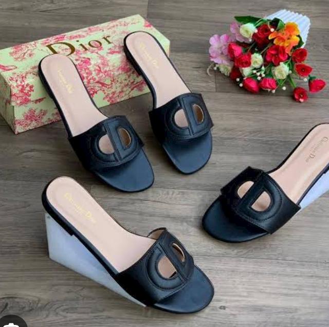 Ladies fashion slippers for sale at Kosofe