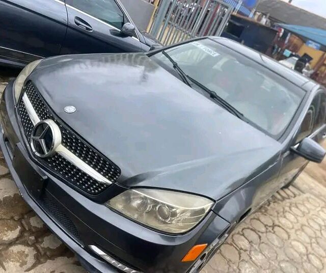 Mercedes Benz C350 for sale ato Ikeja Along