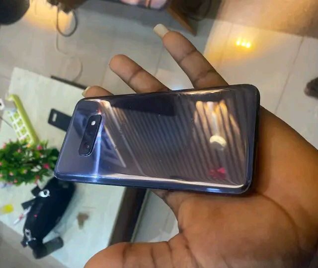 Used Samsung Galaxy S10e for sale at ikeja