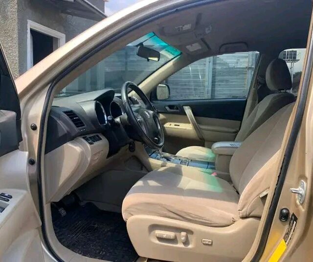 Toyota Highlander for sale at Mushin