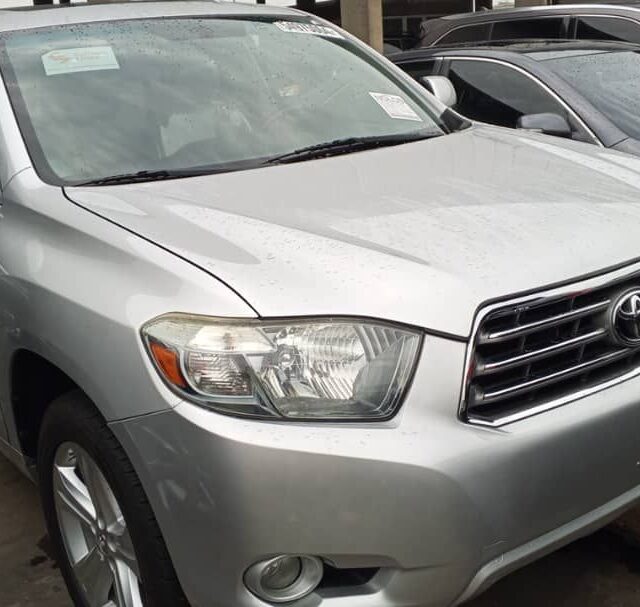 Toyota highlander V6 2008 model for sale at apapa