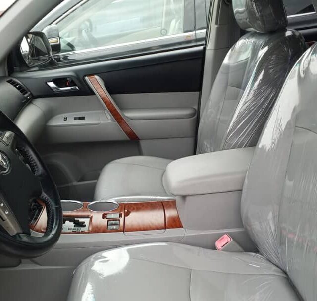 Toyota highlander V6 2008 model for sale at apapa